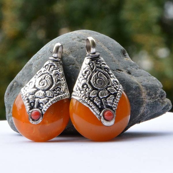 Handmade White Metal Rain Drop Shape Pendant - Picture 3 of 3